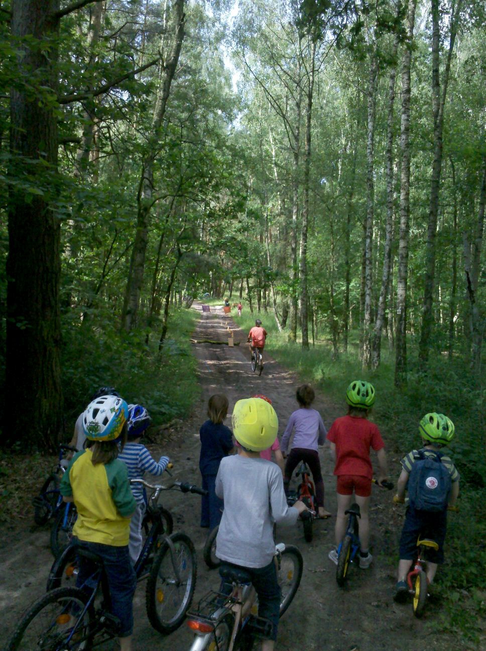 Kindertag mit Fahrradparcours im Wald